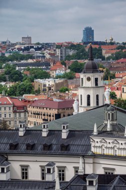 VILNIUS, Litvanya - JUne 2 2025: Vilnius 'un eski ve modern kısmının panoramik şehir manzarası 