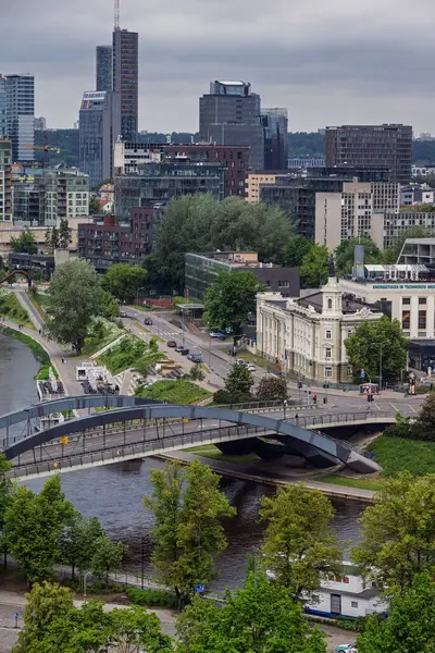 VILNIUS, Litvanya - JUne 2 2025: Vilnius 'un eski ve modern kısmının panoramik şehir manzarası 
