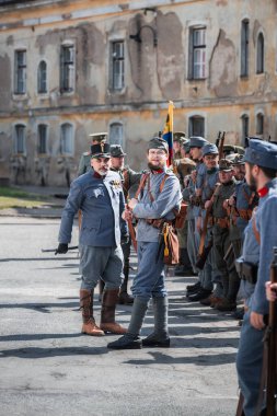 JOSEFOV, CZECH REPUBLIC, Mayıs 2025: Josefov Kalesi ve Birinci Dünya Savaşı 'nda Galiçya' da 1915 'te bir muharebe gösterisi. 