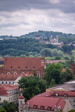 VILNIUS, Litvanya - JUne 2 2025: Vilnius 'un eski ve modern kısmının panoramik şehir manzarası 