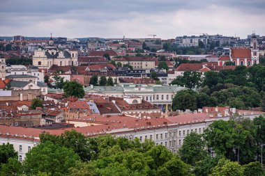 VILNIUS, Litvanya - JUne 2 2025: Vilnius 'un eski ve modern kısmının panoramik şehir manzarası 