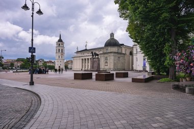 Vilnius'taki Katedral Meydanı, neo-klasik Vilnius Katedrali'nin hemen önünde, Vilnius Eski Kent'in ana meydanıdır. Şehrin kamusal yaşamında önemli bir yerdir.