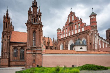 Litvanya 'nın Vilnius kentindeki Assisi kiliselerinden güzel gotik aziz Anna ve Francis' e bakın..