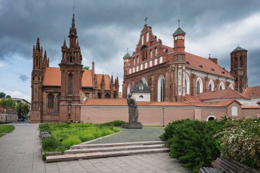 Litvanya 'nın Vilnius kentindeki Assisi kiliselerinden güzel gotik aziz Anna ve Francis' e bakın..