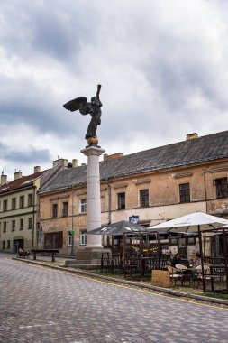 Vilnius, Litvanya - 2 Haziran 2025: Uzupis Angel heykeli (heykeltıraş Romas Vilciauskas) 2002 yılında Uzupis ilçesinin merkez meydanına yerleştirildi. Uzupis 'in sembolü haline geldi..