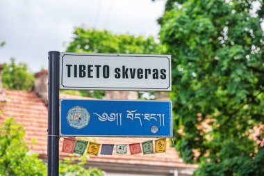 Vilnius, Litvanya - 2 Haziran 2025 - Tibet Meydanı, Litvanyaca Tibeto Skveras olarak da bilinir, Uzupis 'in Eski Kenti yakınlarında yer alan bir halk meydanı..