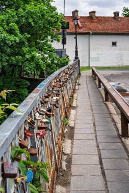 Vilnius, Litvanya. Uzupis köprüsünde asma kilit.