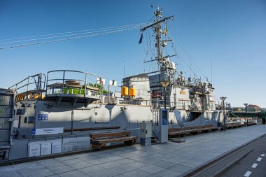 Klaipeda, Litvanya - 4 Haziran 2025: Litvanya savaş gemisi Suduvis Danes Nehri 'ne demir atarak bir müzeye dönüştürüldü. 