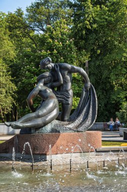 Palanga, Litvanya - 5 Haziran 2025: Palanga 'da yürüyen insanların olduğu ana cadde, güzel yaz zamanlarının tadını çıkarıyor..