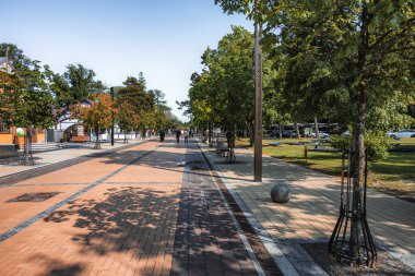 Palanga, Litvanya - 5 Haziran 2025: Palanga 'da yürüyen insanların olduğu ana cadde, güzel yaz zamanlarının tadını çıkarıyor..