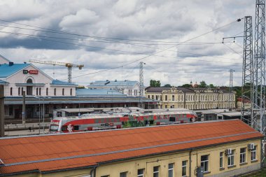 Vilnius, Litvanya - 3 Haziran 2025: Güneşli ve bulutlu bir günde tren istasyonunda 