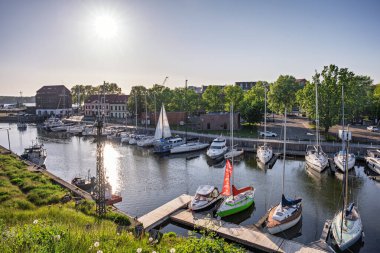 Klaipeda, Litvanya - 4 Haziran 2025: Doğu Avrupa 'nın Baltık Denizi kıyısındaki Klaipeda kentindeki Dane Nehri kıyısında gemiler