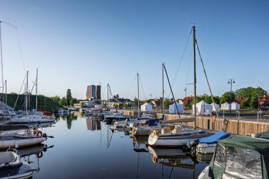 Klaipeda, Litvanya - 4 Haziran 2025: Doğu Avrupa 'nın Baltık Denizi kıyısındaki Klaipeda kentindeki Dane Nehri kıyısında gemiler