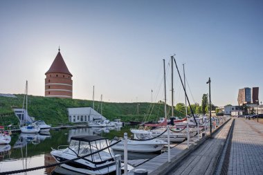 Klaipeda, Litvanya - 4 Haziran 2025: Doğu Avrupa 'nın Baltık Denizi kıyısındaki Klaipeda kentindeki Dane Nehri kıyısında gemiler