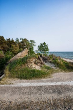 Klaipeda, Litvanya - 4 Haziran 2025: Klaipeda limanı yakınlarındaki Baltık deniz kıyısındaki 