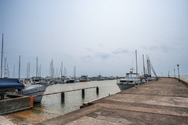 Nida, Litvanya - 5 Haziran 2025, Curonian Spit 'in Curonian Lagoon tarafındaki Nida tatil köyünde sabah. Neringa, Litvanya
