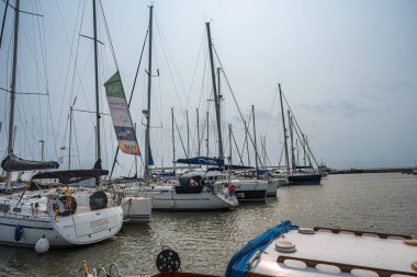 Nida, Litvanya - 5 Haziran 2025, Curonian Spit 'in Curonian Lagoon tarafındaki Nida tatil köyünde sabah. Neringa, Litvanya