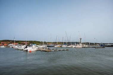 Nida, Litvanya - 5 Haziran 2025, Curonian Spit 'in Curonian Lagoon tarafındaki Nida tatil köyünde sabah. Neringa, Litvanya