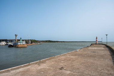 Nida, Litvanya - 5 Haziran 2025, Curonian Spit 'in Curonian Lagoon tarafındaki Nida tatil köyünde sabah. Neringa, Litvanya