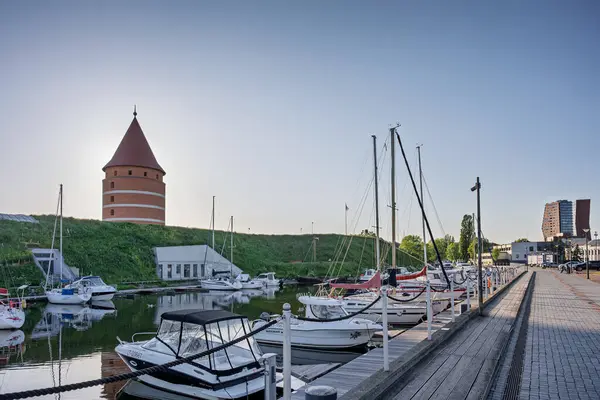 Klaipeda, Litvanya - 4 Haziran 2025: Doğu Avrupa 'nın Baltık Denizi kıyısındaki Klaipeda kentindeki Dane Nehri kıyısında gemiler