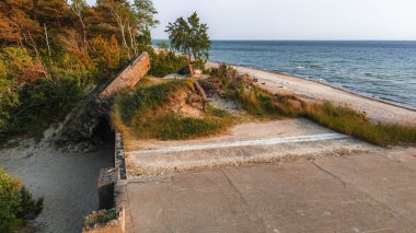 Klaipeda, Litvanya - 4 Haziran 2025: Memel Nord bataryasının insansız hava aracı fotoğrafçılığı - Yaz akşamı kıyı kenarında 2. Dünya Savaşı sığınağı.