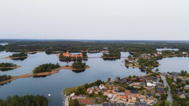 Litvanya hava manzaralı Trakai kalesi. Vilnius yakınlarındaki Trakai gölündeki yeşil adalar. Trakai insansız hava aracı görünümü