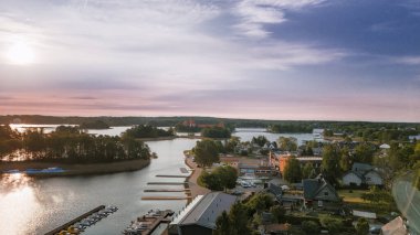Litvanya hava manzaralı Trakai kalesi. Vilnius yakınlarındaki Trakai gölündeki yeşil adalar. Trakai insansız hava aracı görünümü