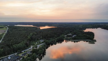Litvanya hava manzaralı Trakai kalesi. Vilnius yakınlarındaki Trakai gölündeki yeşil adalar. Trakai insansız hava aracı görünümü