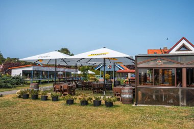 Nida, Litvanya - 5 Haziran 2025: Litvanya 'nın büyüleyici tatil beldesi Nida, Litvanya' da Curonian Spit Ulusal Parkı ile Baltık Denizi arasında, Rusya sınırına yakın. 