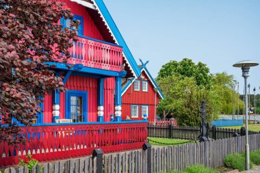 Nida, Litvanya - 5 Haziran 2025: Litvanya 'nın büyüleyici tatil beldesi Nida, Litvanya' da Curonian Spit Ulusal Parkı ile Baltık Denizi arasında, Rusya sınırına yakın. 