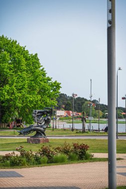 Nida, Litvanya - 5 Haziran 2025: Litvanya 'nın büyüleyici tatil beldesi Nida, Litvanya' da Curonian Spit Ulusal Parkı ile Baltık Denizi arasında, Rusya sınırına yakın. 