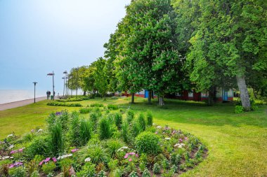 Nida, Litvanya - 5 Haziran 2025: Litvanya 'nın büyüleyici tatil beldesi Nida, Litvanya' da Curonian Spit Ulusal Parkı ile Baltık Denizi arasında, Rusya sınırına yakın. 