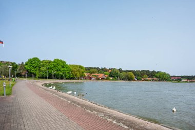 Nida, Litvanya - 5 Haziran 2025: Litvanya 'nın büyüleyici tatil beldesi Nida, Litvanya' da Curonian Spit Ulusal Parkı ile Baltık Denizi arasında, Rusya sınırına yakın. 