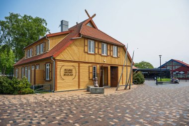 Nida, Litvanya - 5 Haziran 2025: Litvanya 'nın büyüleyici tatil beldesi Nida, Litvanya' da Curonian Spit Ulusal Parkı ile Baltık Denizi arasında, Rusya sınırına yakın. 