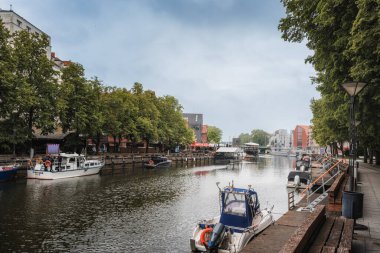 KLAIPEDA, LITHUANIA - 4 Haziran 2025: Yaz bulutlu bir günde Klaipeda Merkezi.