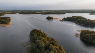 Litvanya hava manzaralı Trakai kalesi. Vilnius yakınlarındaki Trakai gölündeki yeşil adalar. Trakai insansız hava aracı görünümü