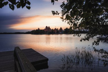 Gündoğumunda Trakai Adası Kalesi ve Galve Gölü - Trakai, Litvanya