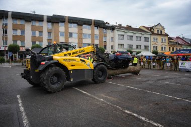 Kostelec nad Orlici, Çek Cumhuriyeti - 7 Haziran 2025: New Holland traktör ve logosu. New Holland, CNH Industrial tarafından üretilen küresel bir tarım makinesidir..