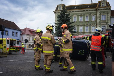 Kostelec nad Orlici, Çek Cumhuriyeti - 7 Haziran 2025: Çek itfaiyeciler, yarışma sırasında meydana gelen kazalarda yaralanan kişileri kurtarmak için kurtarma ekipmanları kullanıyorlar