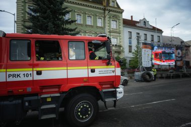 Kostelec nad Orlici, Çek Cumhuriyeti - 7 Haziran 2025: İtfaiyeciler ve tıbbi kurtarma ekiplerinin kaza yerine gelmesi. Halka açık görüntü.