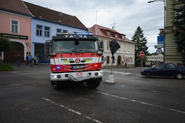 Kostelec nad Orlici, Çek Cumhuriyeti - 7 Haziran 2025: İtfaiyeciler ve tıbbi kurtarma ekiplerinin kaza yerine gelmesi. Halka açık görüntü.