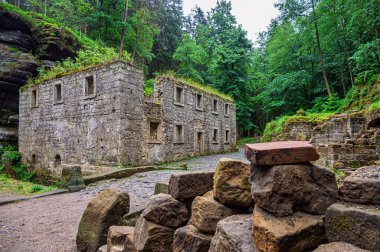 Dolsky Mill, nehir Kamenice bohem İsviçre Ulusal Parkı, Çek Cumhuriyeti, Dolsky mlyn kalıntıları.