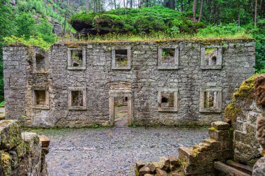 Dolsky Mill, nehir Kamenice bohem İsviçre Ulusal Parkı, Çek Cumhuriyeti, Dolsky mlyn kalıntıları.