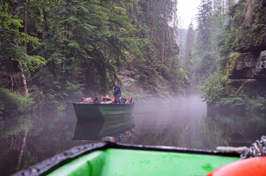 Hrensko, Çek Cumhuriyeti - 24 Haziran 2021: Edmunds 'taki turizm teknesi Bohemian İsviçre' deki Kamenice nehri üzerinde, Çek Cumhuriyeti 'nin çeşitli kaya oluşumlarıyla nehir kanyonunda popüler turistik ilgi merkezi
