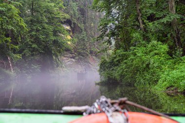 Hrensko, Çek Cumhuriyeti - 24 Haziran 2021: Edmunds 'taki turizm teknesi Bohemian İsviçre' deki Kamenice nehri üzerinde, Çek Cumhuriyeti 'nin çeşitli kaya oluşumlarıyla nehir kanyonunda popüler turistik ilgi merkezi