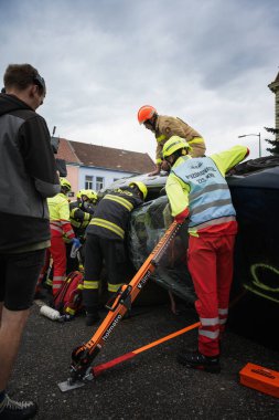 Kostelec nad Orlici, Çek Cumhuriyeti - 7 Haziran 2025: Çek itfaiyeciler, yarışma sırasında meydana gelen kazalarda yaralanan kişileri kurtarmak için kurtarma ekipmanları kullanıyorlar
