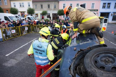 Kostelec nad Orlici, Çek Cumhuriyeti - 7 Haziran 2025: Çek itfaiyeciler, yarışma sırasında meydana gelen kazalarda yaralanan kişileri kurtarmak için kurtarma ekipmanları kullanıyorlar