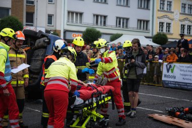 Kostelec nad Orlici, Çek Cumhuriyeti - 7 Haziran 2025: Çek itfaiyeciler, yarışma sırasında meydana gelen kazalarda yaralanan kişileri kurtarmak için kurtarma ekipmanları kullanıyorlar