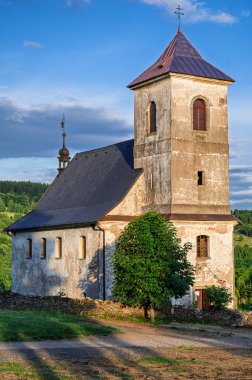 Doğu Bohemya 'daki Bartosovice' deki eski yıkılmış kilise (Vrchni Orlice)