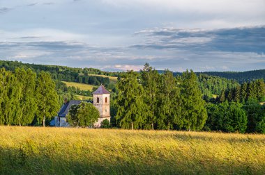 Doğu Bohemya 'daki Bartosovice' deki eski yıkılmış kilise (Vrchni Orlice)